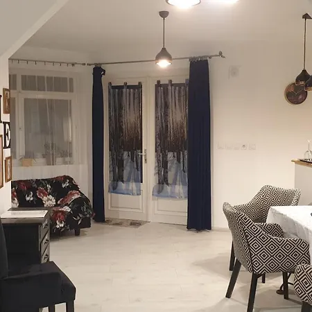 Var-i Apartmán *